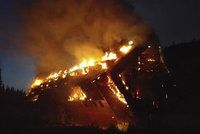 Na Plzeňsku hoří rodinný dům: Jeden člověk byl zraněn