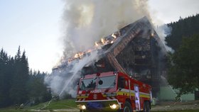 Jeden člověk zemřel a dalších sedm lidí se zranilo při rozsáhlém požáru hotelu Junior v lyžařském středisku Jasná v Nízkých Tatrách na Slovensku