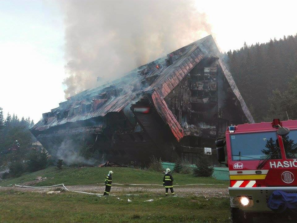 Jeden člověk zemřel a dalších sedm lidí se zranilo při rozsáhlém požáru hotelu Junior v lyžařském středisku Jasná v Nízkých Tatrách na Slovensku