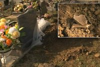 Při pohřbu syna našel rozkopanou hrobku: Kosti příbuzných okusovali psi