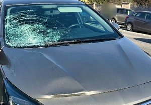 V Hronovcích sjel Opel z vozovky a srazil seniorku (†81) stojící u zastávky.