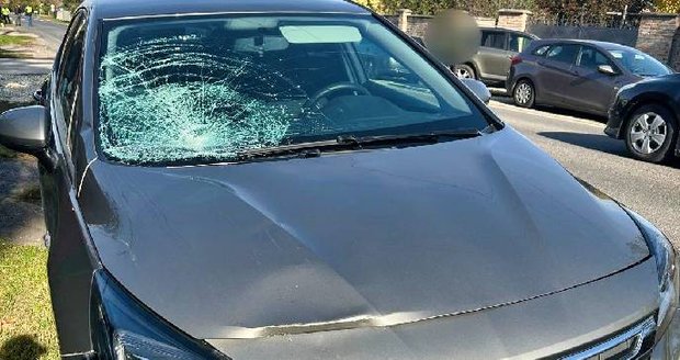 V Hronovcích sjel Opel z vozovky a srazil seniorku (†81) stojící u zastávky.