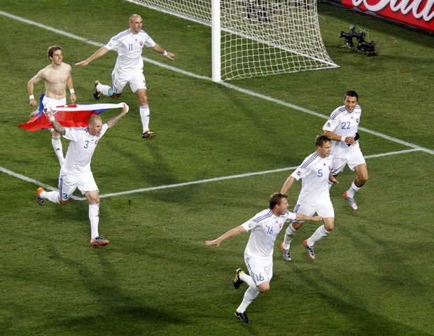 Slovenští fotbalisté si postup užívali se vším všudy. Slovenští fotbalisté si postup užívali se vším všudy.