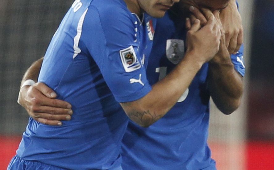 Quagliarella byl opravdu zklamaný. Tvář schoval do tváře a plakal. Utěšovat ho musel i Fabio Cannavaro.