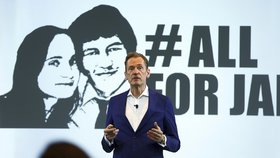 Výkonný ředitel německého vydavatelství Axel Springer SE Mathias Doepfner promluvil na tiskové konferenci v Berlíně s heslem #AllForJan v pozadí.