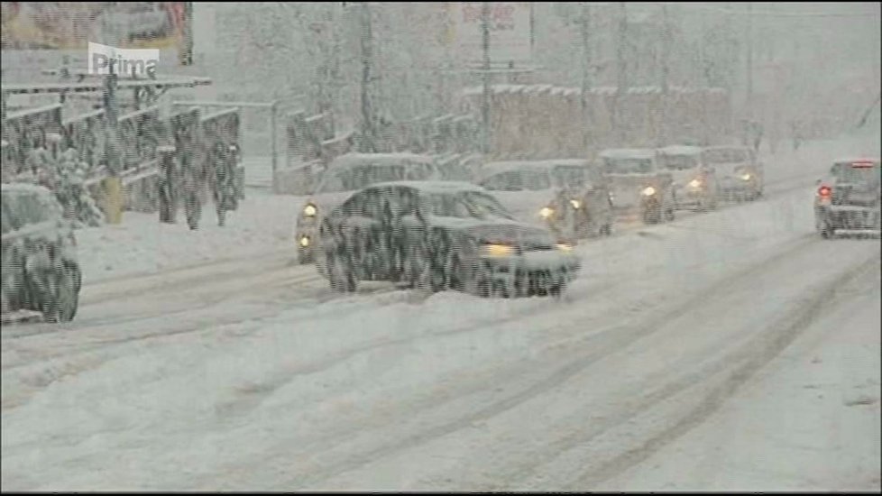 Silničáři řidiče varovali před silným nárazovým větrem a sněhovými jazyky