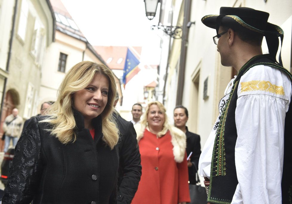 Slovenská prezidentka Zuzana Čaputová, v pozadí česká ministryně Dostálová.