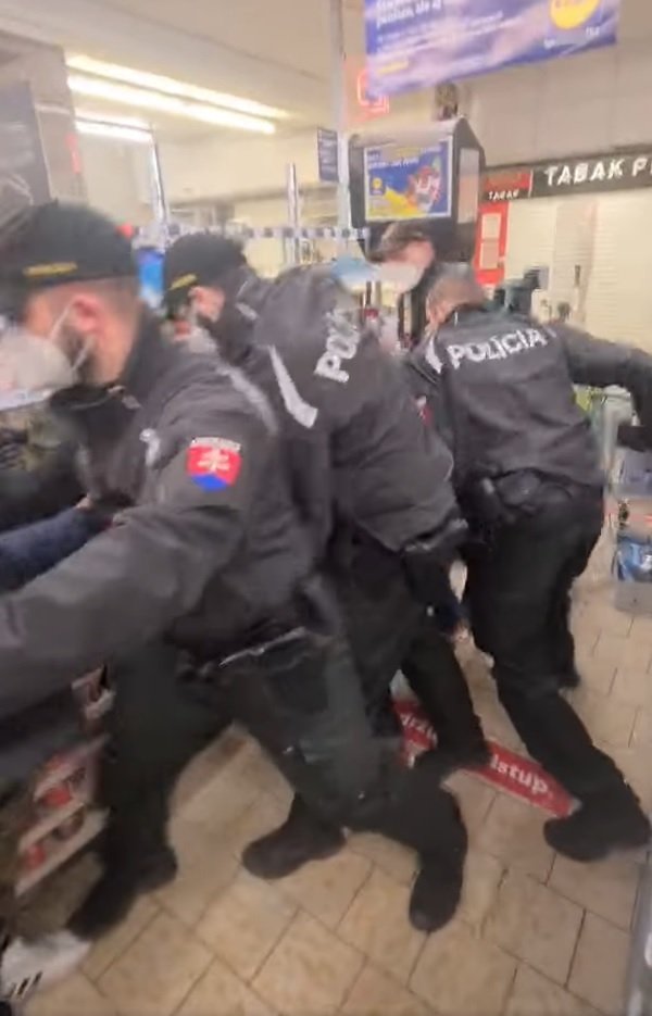 U vstupu do slovenského Lidlu se rozpoutala násilná bitka mezi odmítači roušek a policií.