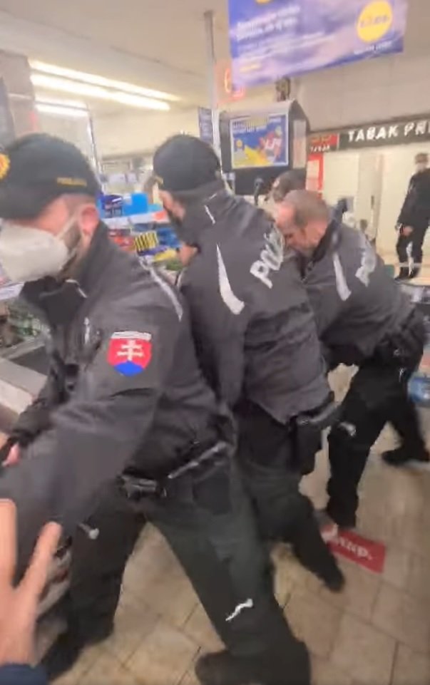 U vstupu do slovenského Lidlu se rozpoutala násilná bitka mezi odmítači roušek a policií