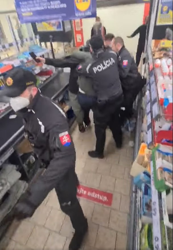 U vstupu do slovenského Lidlu se rozpoutala násilná bitka mezi odmítači roušek a policií.