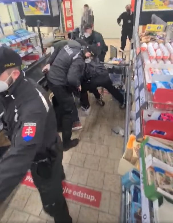 U vstupu do slovenského Lidlu se rozpoutala násilná bitka mezi odmítači roušek a policií