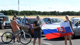 Koronavirus v Česku: Na hranicích u Sudoměřic protestovali Češi a Slováci kvůli omezení na hranicích (10.7.2021)
