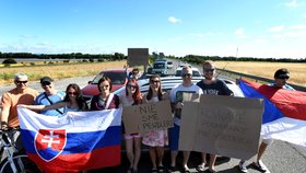 Koronavirus v Česku: Na hranicích u Sudoměřic protestovali Češi a Slováci kvůli omezení na hranicích (10.7.2021)