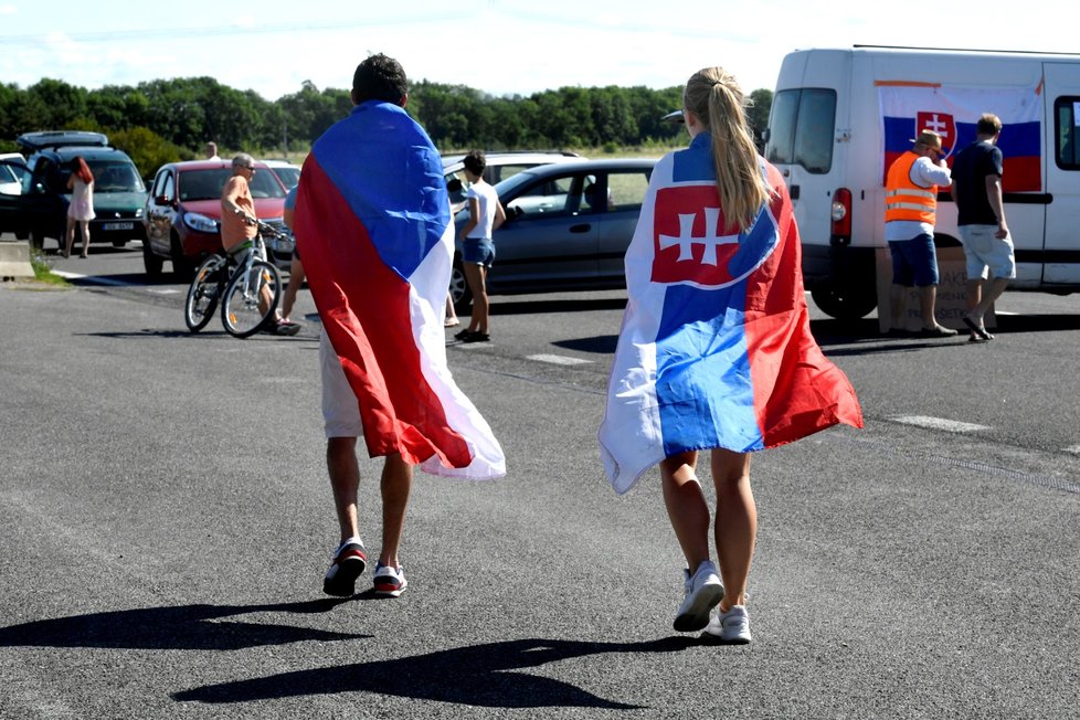 Koronavirus v Česku: Na hranicích u Sudoměřic protestovali Češi a Slováci kvůli omezení na hranicích (10.7.2021) Koronavirus v Česku: Na hranicích u Sudoměřic protestovali Češi a Slováci kvůli omezení na hranicích (10.7.2021)