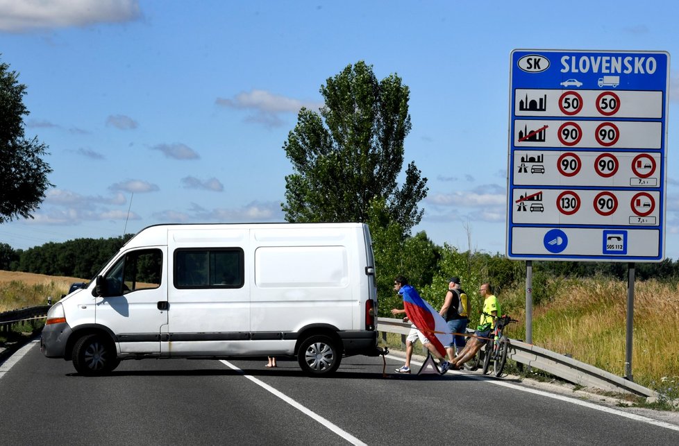 Koronavirus v Česku: Na hranicích u Sudoměřic protestovali Češi a Slováci kvůli omezení na hranicích (10.7.2021) Koronavirus v Česku: Na hranicích u Sudoměřic protestovali Češi a Slováci kvůli omezení na hranicích (10.7.2021)