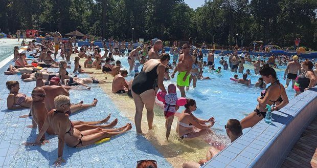 Dovolenkáři na Slovensku: Tlačenice v bazénu, záplava Čechů, vedro i kontroly na hranicích