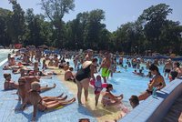 Dovolenkáři na Slovensku: Tlačenice v bazénu, záplava Čechů, vedro i kontroly na hranicích