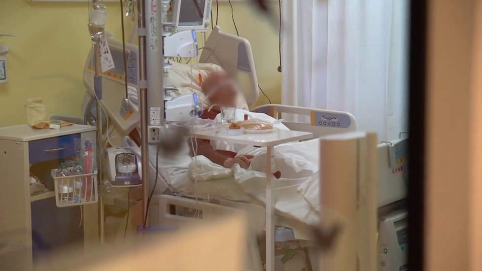 Drsné video ministerstva drtí popírače, záběry z covidových nemocnic.