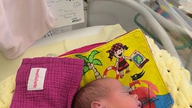 Děvčata přišla na svět císařským řezem
