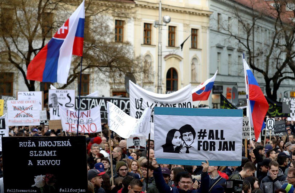 Slováci se v pátek 16. 3. 2018 sešli k dalšímu protestu, při kterém požadují předčasné volby, dohodu Roberta Fica s prezidentem Andrejem Kiskou o jmenování nové vlády na půdorysu původní koalice považují za zradu na občanské společnosti.
