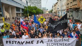V předvečer plánované svatby zavražděného novináře Jána Kuciaka a jeho snoubenky Martiny Kušnířové se na Slovensku konají další protesty proti vládě a situaci v RTVS (4.5.2018)