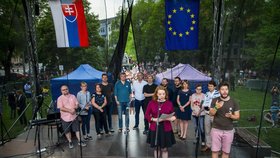 V předvečer plánované svatby zavražděného novináře Jána Kuciaka a jeho snoubenky Martiny Kušnířové se na Slovensku konají další protesty proti vládě a situaci v RTVS (4.5.2018)