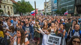 V předvečer plánované svatby zavražděného novináře Jána Kuciaka a jeho snoubenky Martiny Kušnírové se na Slovensku konají další protesty proti vládě a situaci v RTVS (4. 5. 2018).
