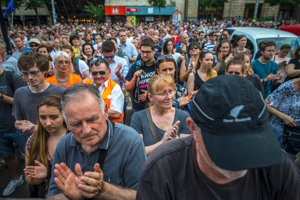 V předvečer plánované svatby zavražděného novináře Jána Kuciaka a jeho snoubenky Martiny Kušnírové se na Slovensku konají další protesty proti vládě a situaci v RTVS (4.5.2018)