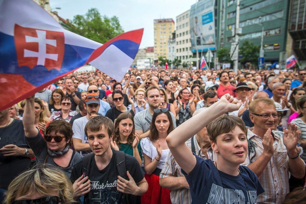 V předvečer plánované svatby zavražděného novináře Jána Kuciaka a jeho snoubenky Martiny Kušnírové se na Slovensku konají další protesty proti vládě a situaci v RTVS (4. 5. 2018).