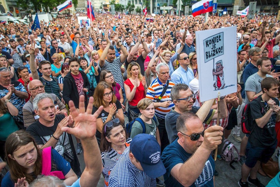 V předvečer plánované svatby zavražděného novináře Jána Kuciaka a jeho snoubenky Martiny Kušnířové se na Slovensku konaly další protesty (4.5.2018).