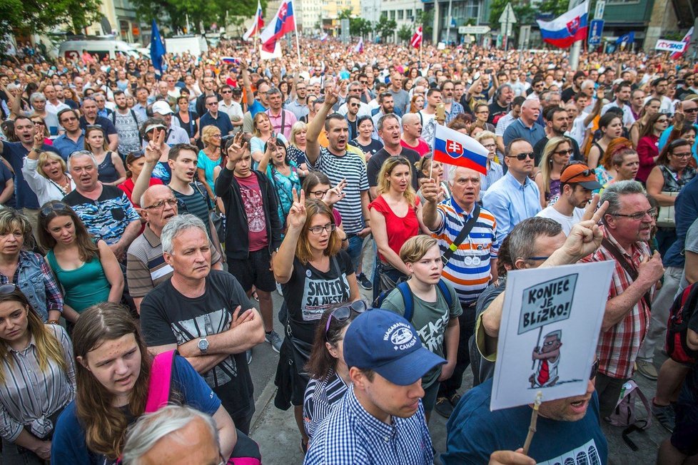 V předvečer plánované svatby zavražděného novináře Jána Kuciaka a jeho snoubenky Martiny Kušnírové se na Slovensku konají další protesty proti vládě a situaci v RTVS (4.5.2018)