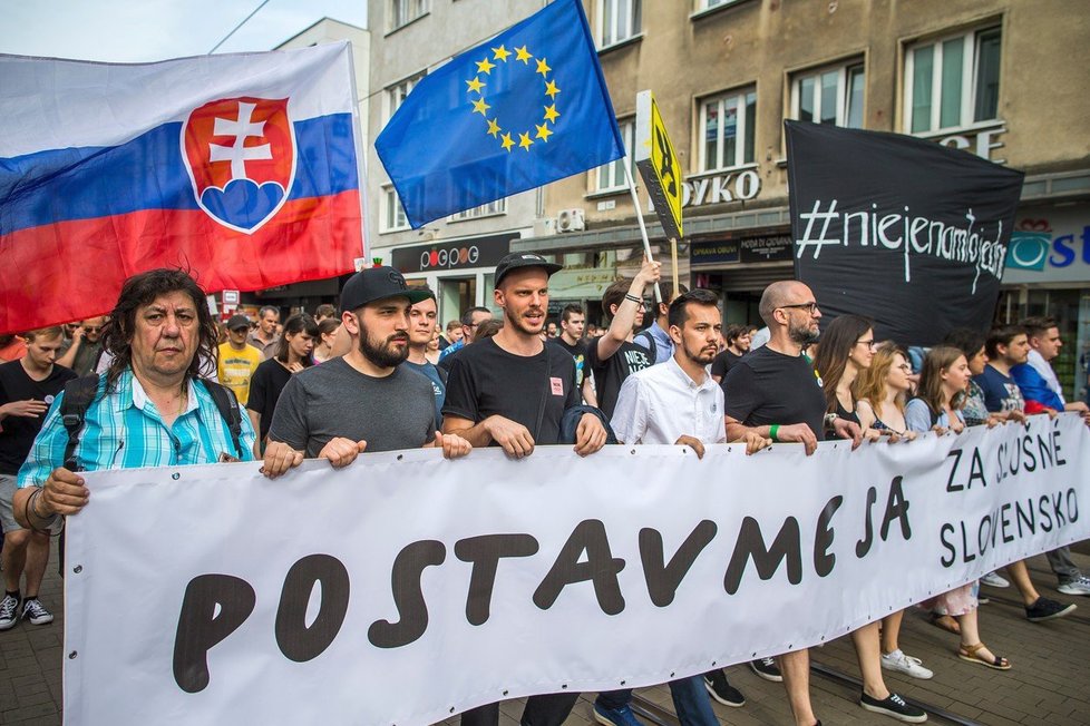 V předvečer plánované svatby zavražděného novináře Jána Kuciaka a jeho snoubenky Martiny Kušnírové se na Slovensku konají další protesty proti vládě a situaci v RTVS (4. 5. 2018).