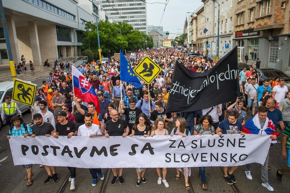 V předvečer plánované svatby zavražděného novináře Jána Kuciaka a jeho snoubenky Martiny Kušnírové se na Slovensku konají další protesty proti vládě a situaci v RTVS (4.5.2018)