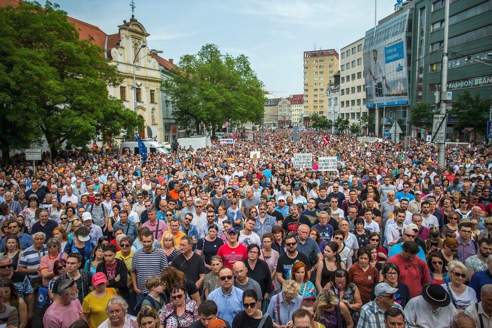 V předvečer plánované svatby zavražděného novináře Jána Kuciaka a jeho snoubenky Martiny Kušnířové se na Slovensku konají další protesty proti vládě a situaci v RTVS (4.5.2018)