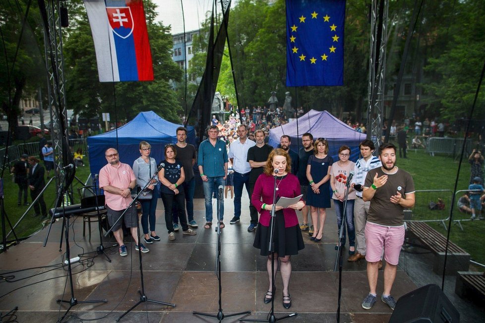V předvečer plánované svatby zavražděného novináře Jána Kuciaka a jeho snoubenky Martiny Kušnířové se na Slovensku konají další protesty proti vládě a situaci v RTVS (4. 5. 2018).