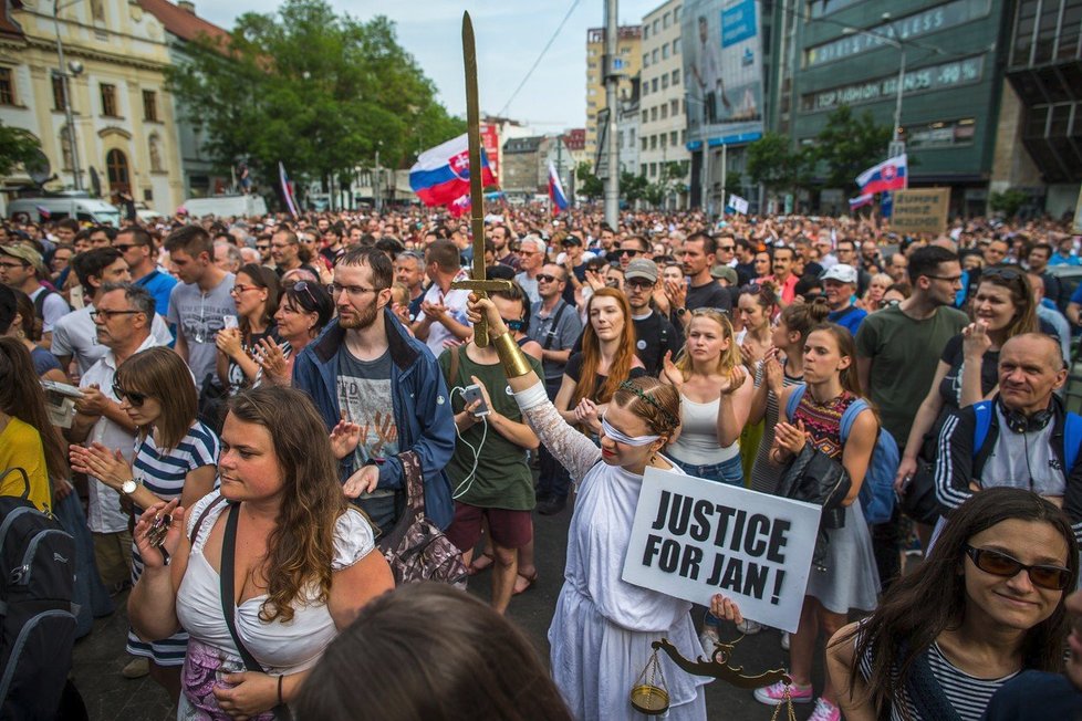 V předvečer plánované svatby zavražděného novináře Jána Kuciaka a jeho snoubenky Martiny Kušnířové se na Slovensku konají další protesty proti vládě a situaci v RTVS (4.5.2018)