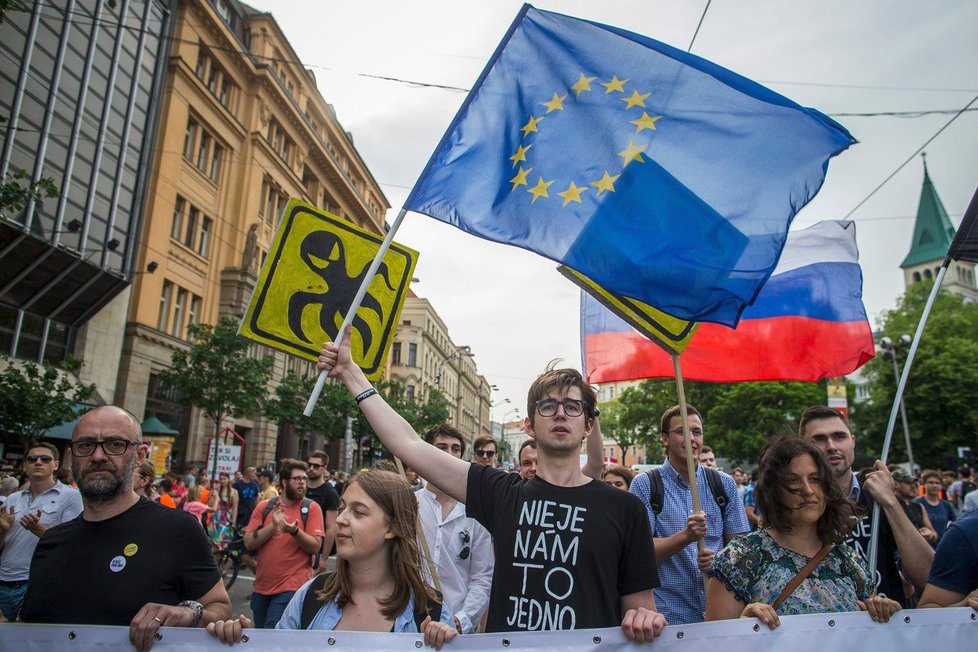 V předvečer plánované svatby zavražděného novináře Jána Kuciaka a jeho snoubenky Martiny Kušnířové se na Slovensku konají další protesty proti vládě a situaci v RTVS (4. 5. 2018).