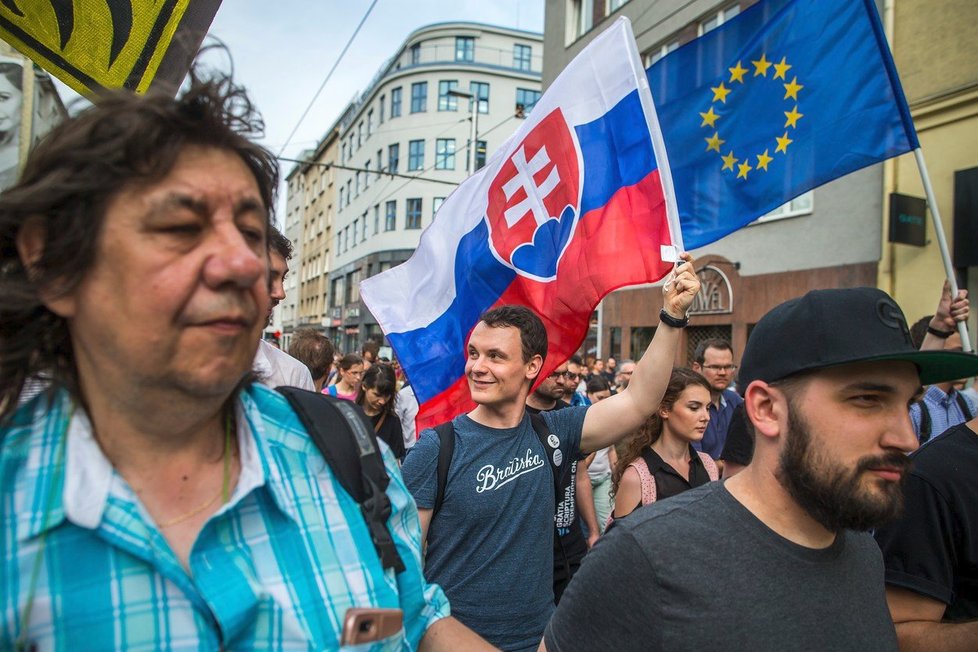 V předvečer plánované svatby zavražděného novináře Jána Kuciaka a jeho snoubenky Martiny Kušnířové se na Slovensku konají další protesty proti vládě a situaci v RTVS (4.5.2018)