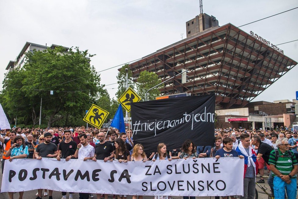 V předvečer plánované svatby zavražděného novináře Jána Kuciaka a jeho snoubenky Martiny Kušnírové se na Slovensku konají další protesty proti vládě a situaci v RTVS (4. 5. 2018).