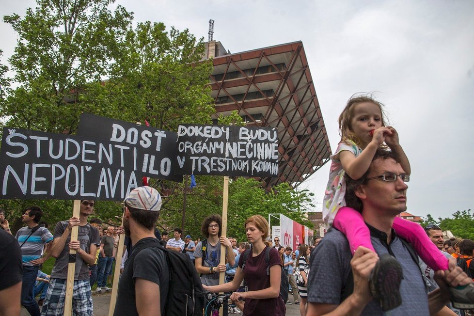 V předvečer plánované svatby zavražděného novináře Jána Kuciaka a jeho snoubenky Martiny Kušnírové se na Slovensku konají další protesty proti vládě a situaci v RTVS (4. 5. 2018).