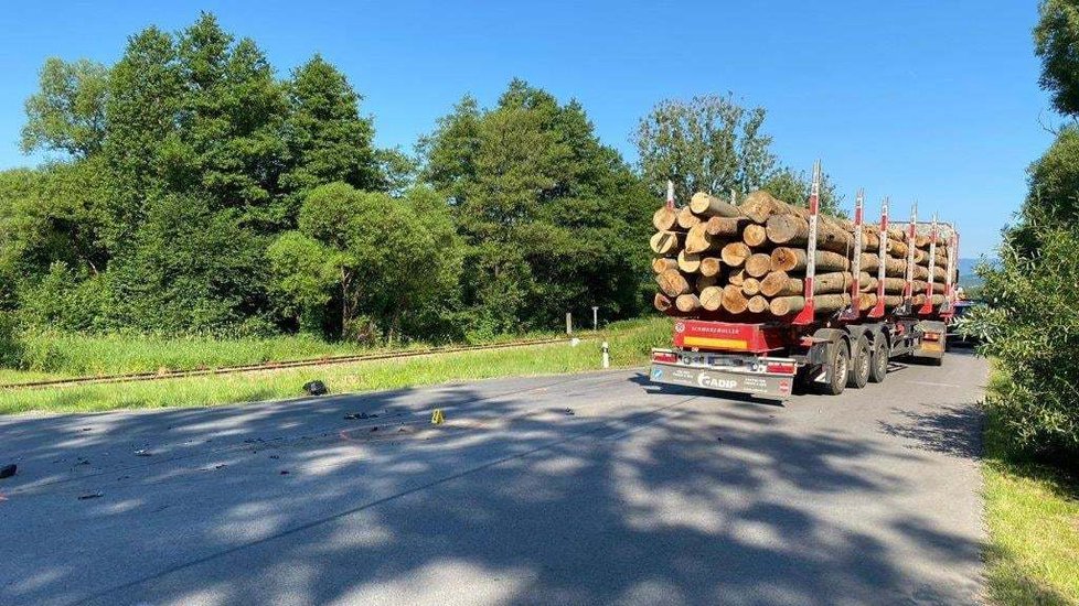 Roman vjel na motorce do náklaďáku přijíždějícího z vedlejší silnice.