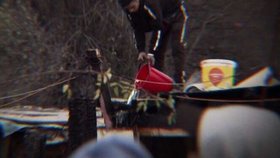 V domě byly tři děti, jedno z nich zachránil soused.