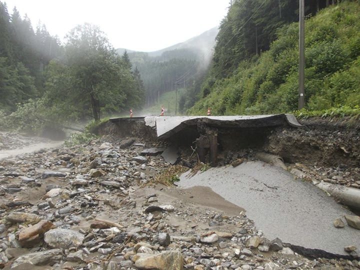 Po téhle silnici u Vrátné doliny rozhodně neprojedete