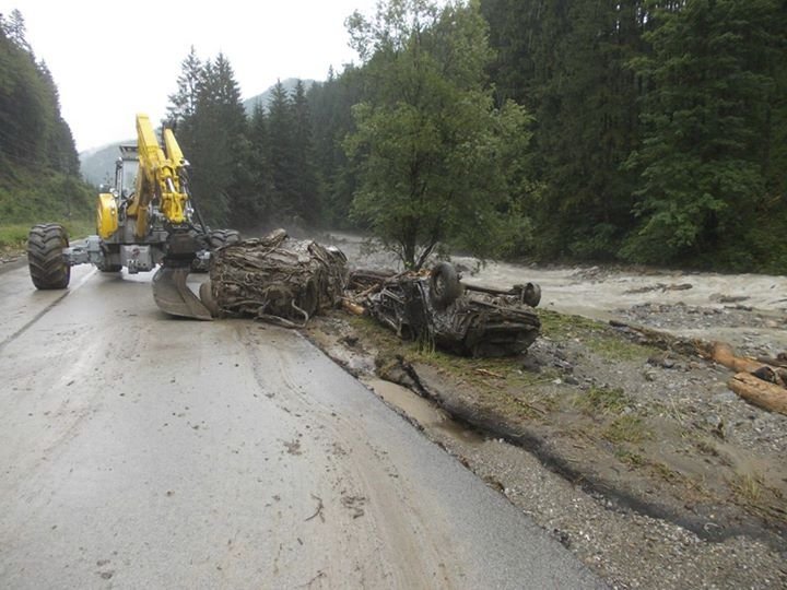 Zničená auta, která smetla velká voda na Slovensku