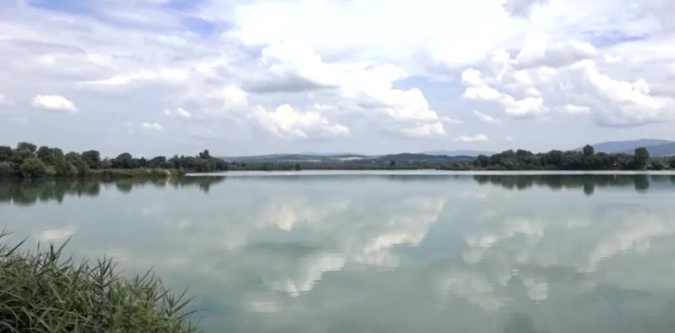 Jezero, u kterého Milan dvakrát bodl mladého tátu Lukáše.