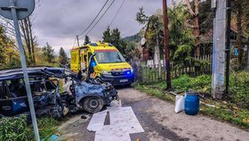 Auto narazilo do betonového sloupu, spolujezdec zemřel na místě