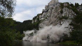 U slovenského hradu Strečno se zřítilo sto tun kamení.