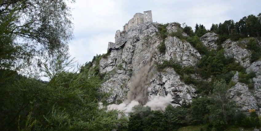 U slovenského hradu Strečno se zřítilo sto tun kamení.