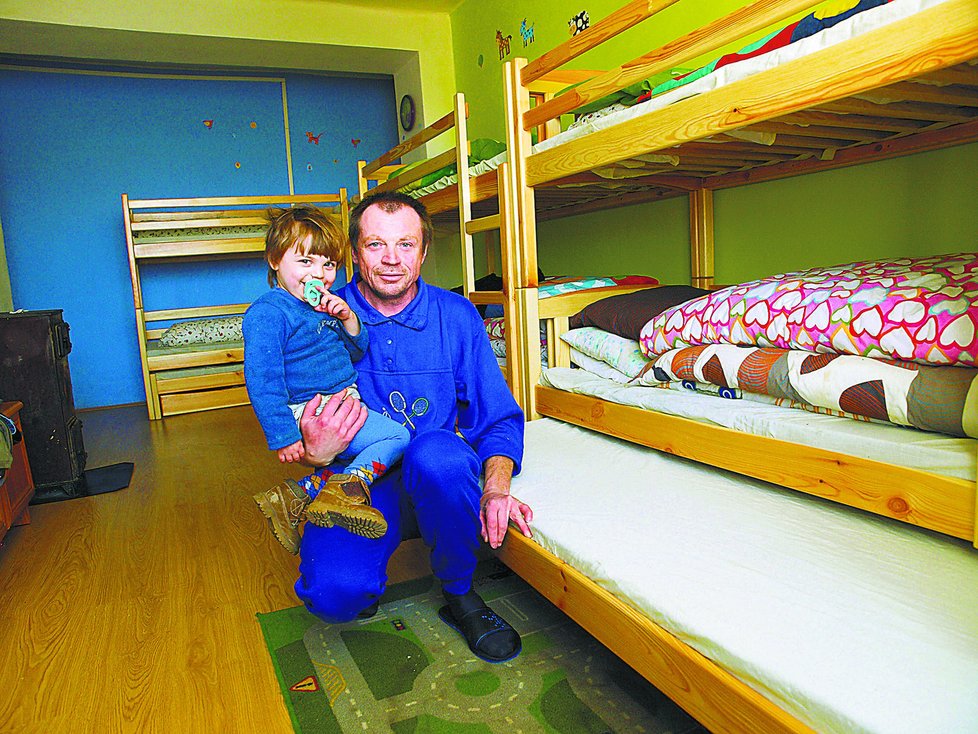 Rodina žila v otřesných podmínkách. Teprve po rekonstrukci se dočkali děti vlastních postelí.