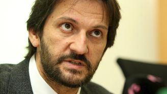 Kaliňák kvůli kauze zavražděného novináře rezignoval. Je to prázdné gesto, tvrdí politolog